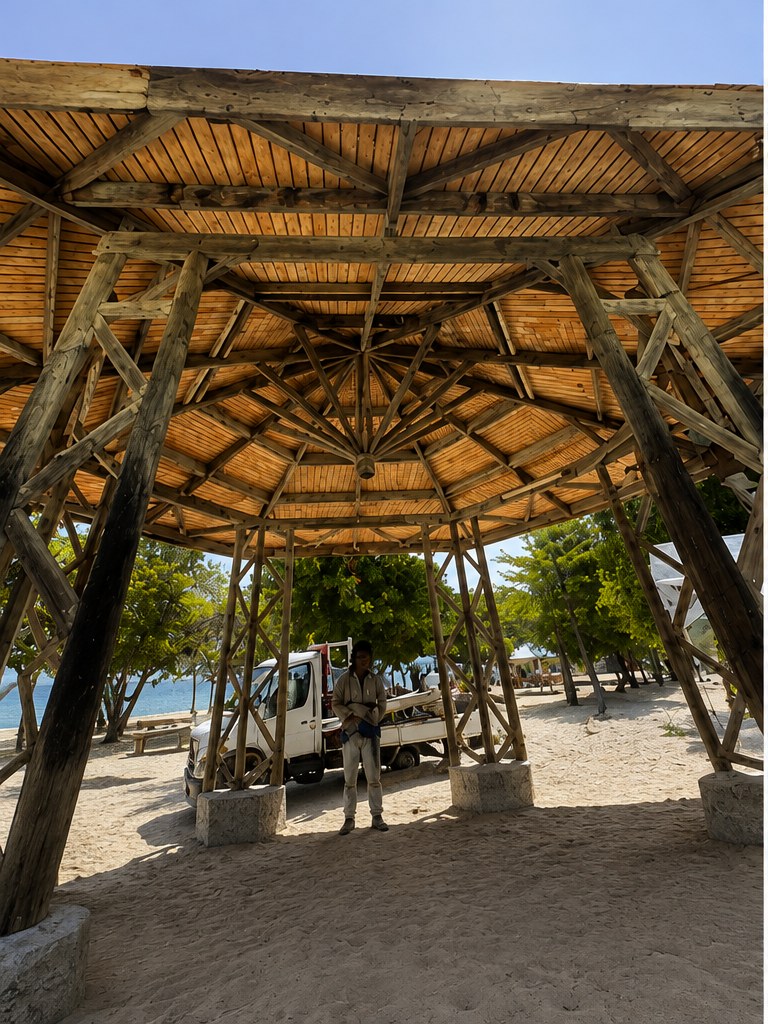 Carbet en bois en bord de mer