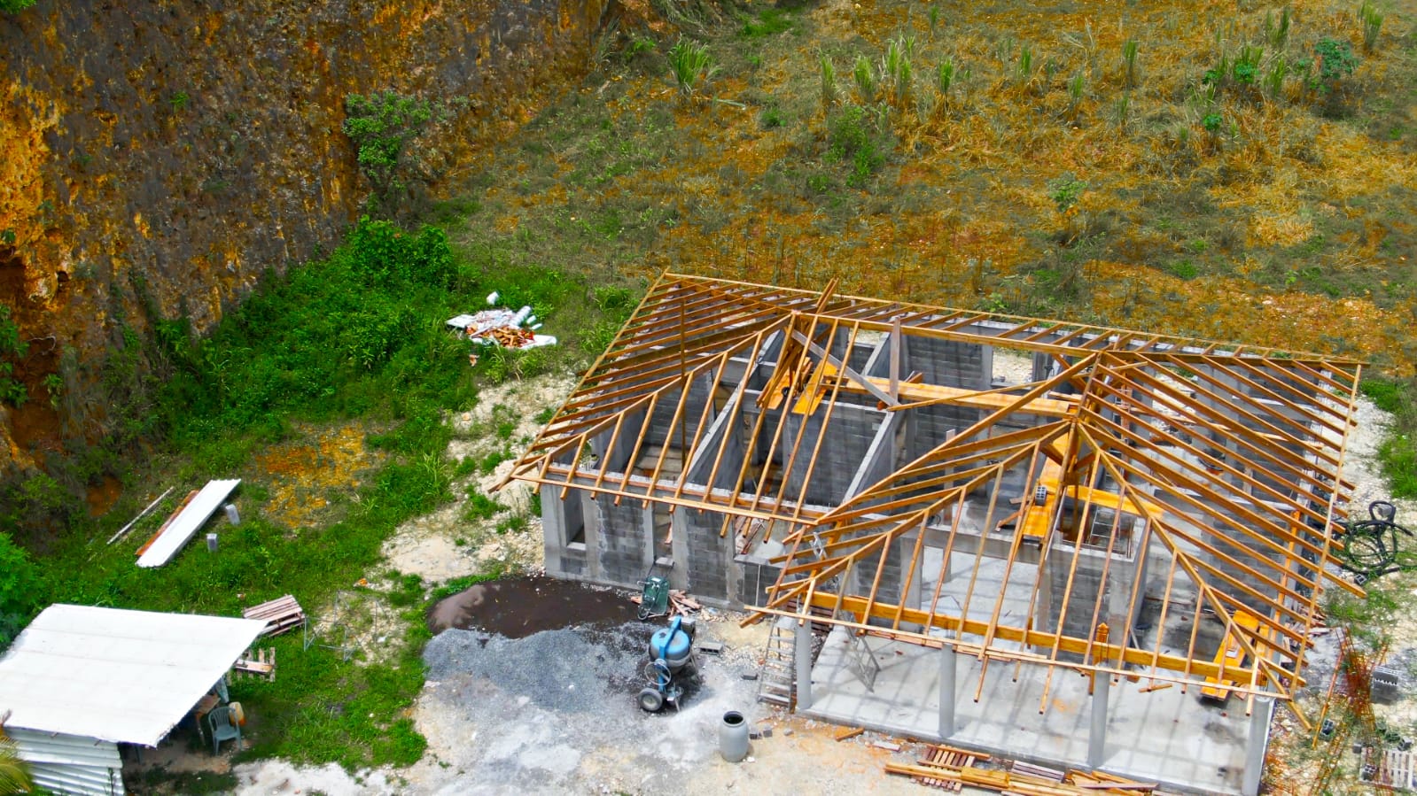 Charpente d'une maison neuve en hauteur